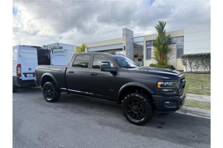 Ram 2500 negro mate, 4 gomas nuevas