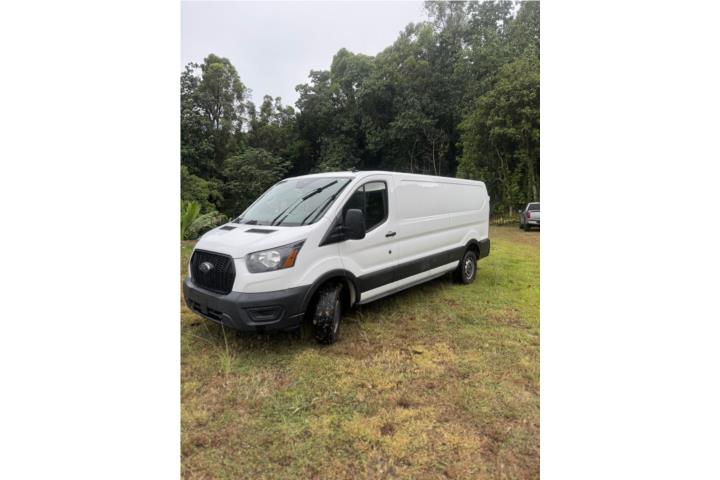 Se vende Ford Transit 250 de carga, año 2022