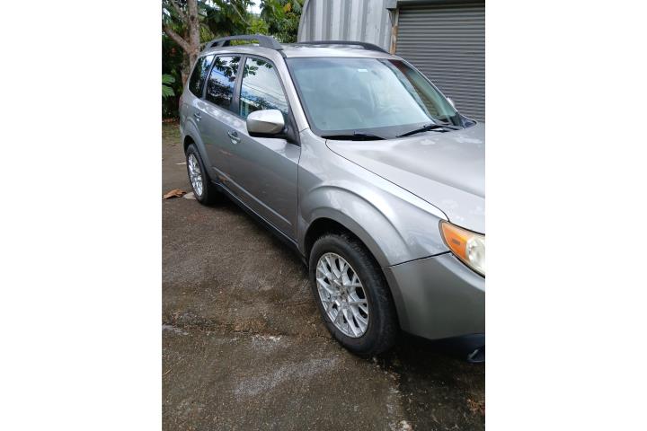 Subaru Forester 2011 color gris