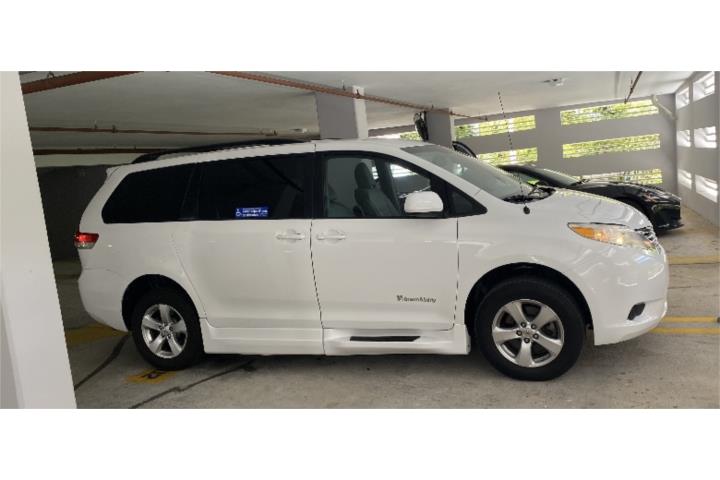 Toyota Sienna 2013 Brown Ability con rampa