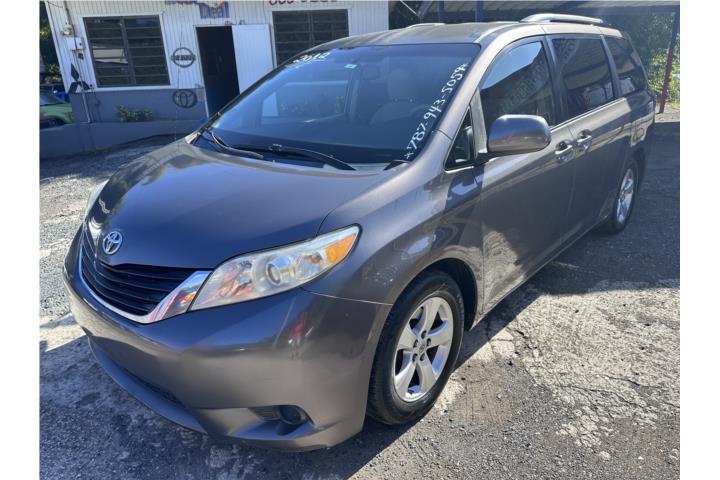 Toyota sienna *$7,400*