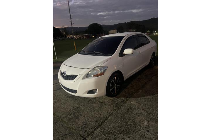 2010 Toyota Yaris blanco