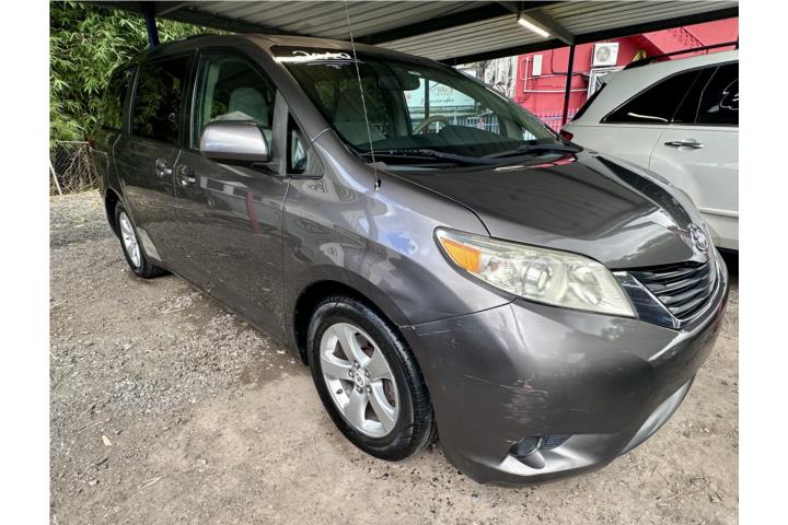 Toyota Sienna*2012 $7,400*