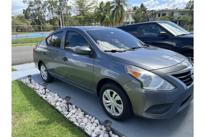 Nissan versa 2019 millage 18,700 bien