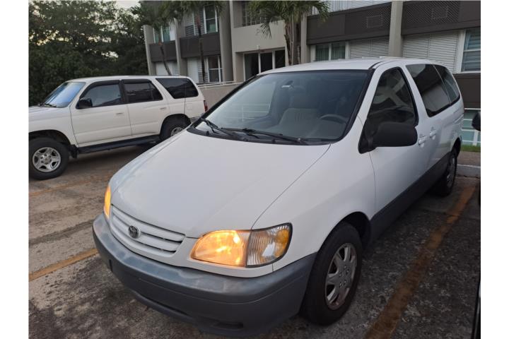 Toyota Sienna 2002
