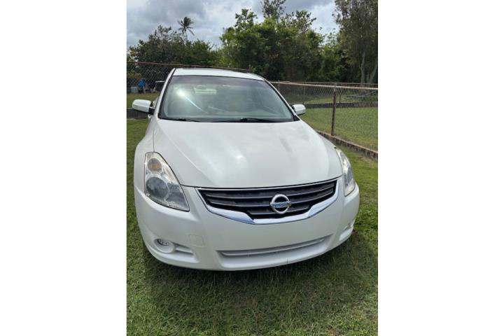Se vende Auto Altima en buenas condiciones.