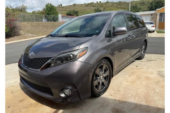 Toyota Sienna SE 2017