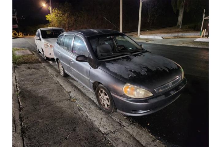 2002 Kia Rio Cinco - GRATIS!