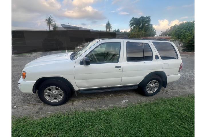 NISSAN PATHFINDER XE 2001