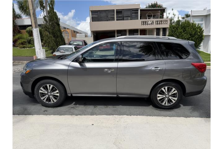 2017 NISSAN PATHFINDER S 62300 millas