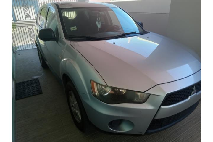 Mitsubishi outlander SE 2011