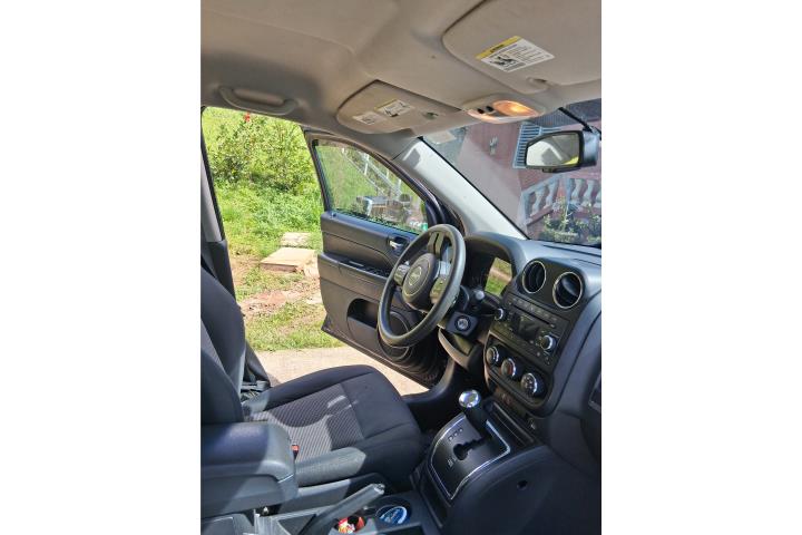 Jeep Compass 2012-$5,500-101,483Millas. Bien
