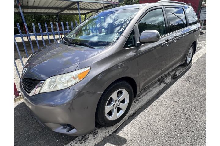 Toyota Sienna 2012 LE