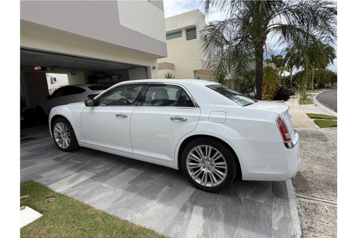 2011 CHRYSLER 300c 33300 millas