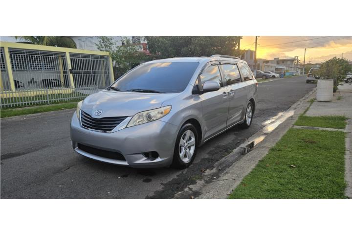Toyota Sienna 2011 V6 SV o se cambia X pickup