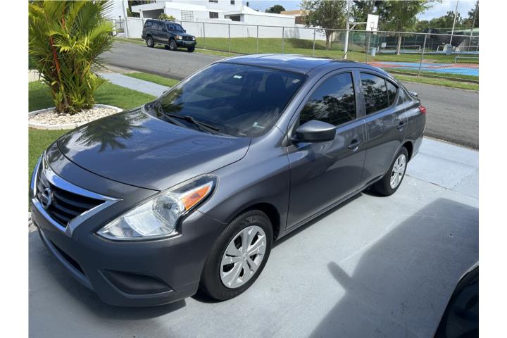 Nissan Versa 2019 millaje 18,700 d marquesina