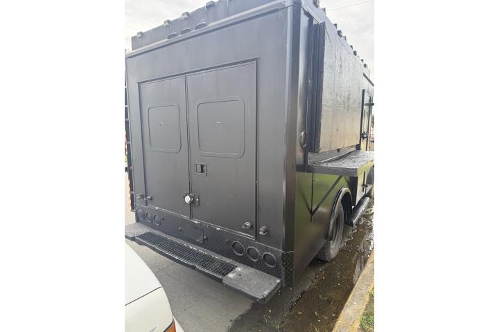 Food truck espacioso listo para trabajar