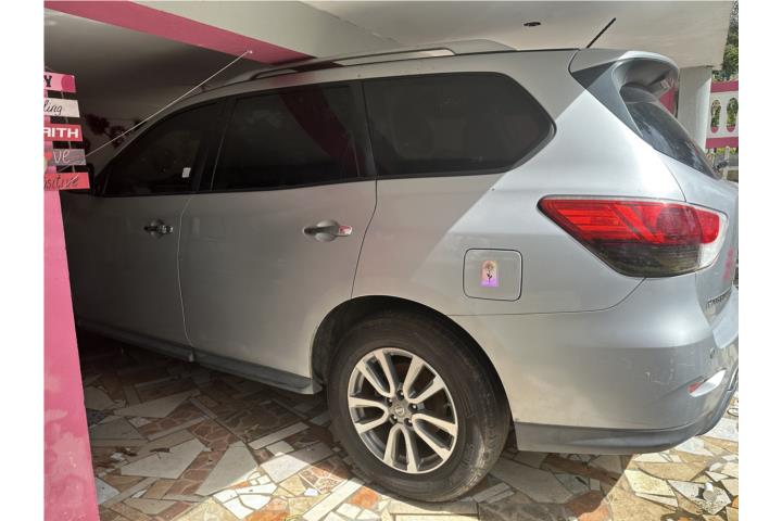 Nissan Pathfinder SUV 2013