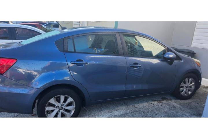 Kia Rio 2017 con impacto lado del chofer