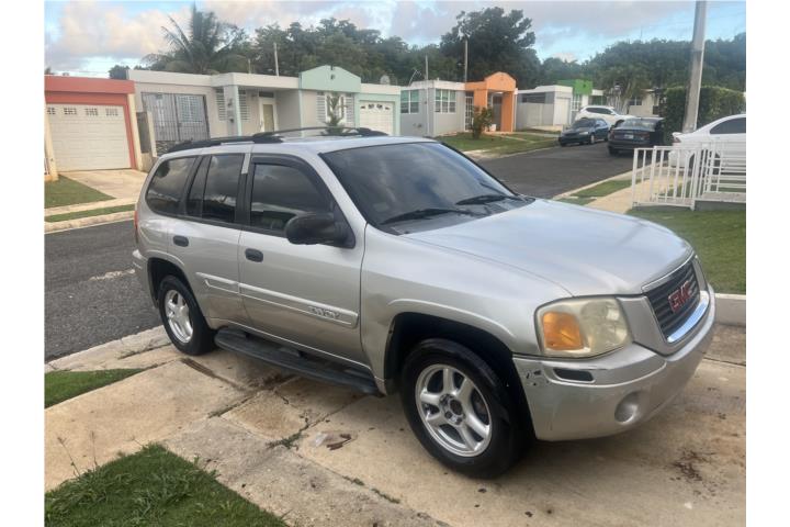 GMC Envoy 2005 corriendo nitida