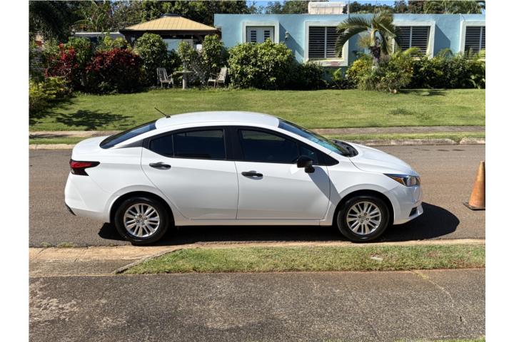 Nissan Versa 2022 solo 6000 millas