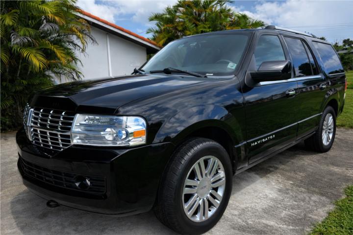 Lincoln Navigator $15,995 - 3 Filas asientos