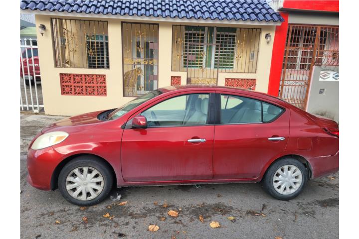 Nissan Versa color vino 2012