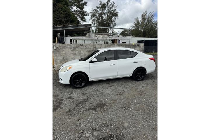 Nissan versa 2012  $1,500