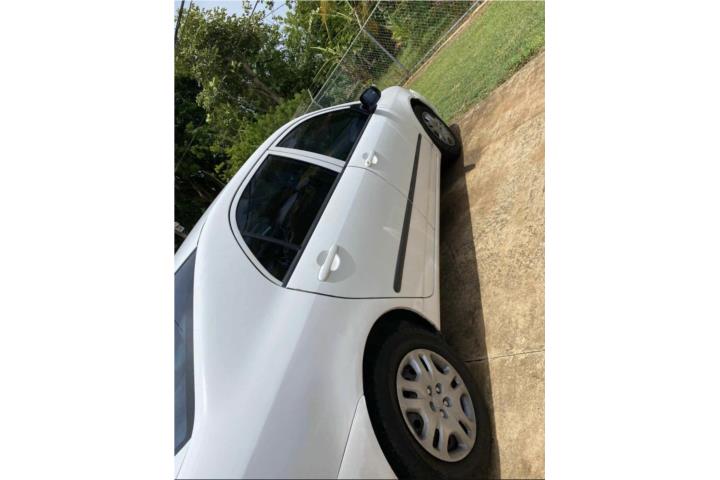 Un auto Toyota Corolla 2004 cuatro puertas
