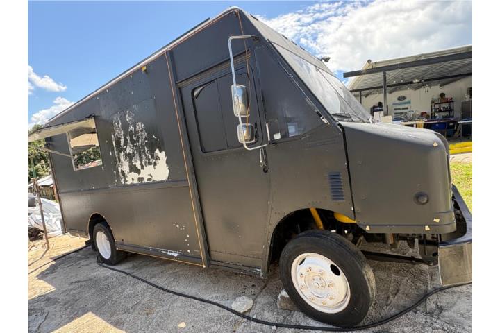 1999 FREIGHTLINER M LINE WALK IN FOOD TRUCK
