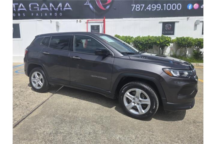 Jeep Compass 2023. 39,459 millas. Color gris