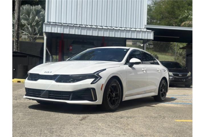 Kia K5 LXS 2025, blanco perla, rines negros.