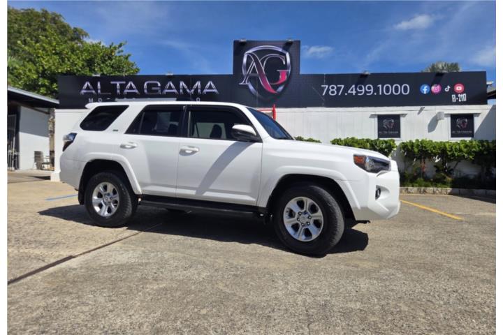 Toyota 4Runner SR5 2023, blanco, 23,377