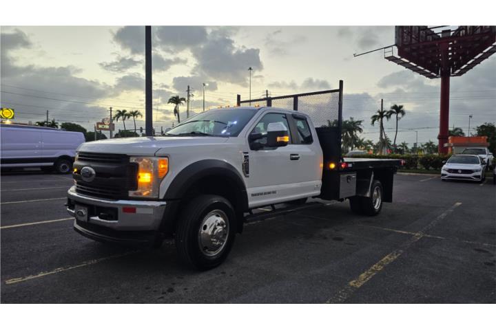 Ford F-450 Cabina y Media Plataforma con Lift