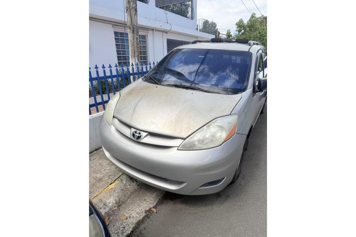 Me urge venderla Toyota Sienna 2006