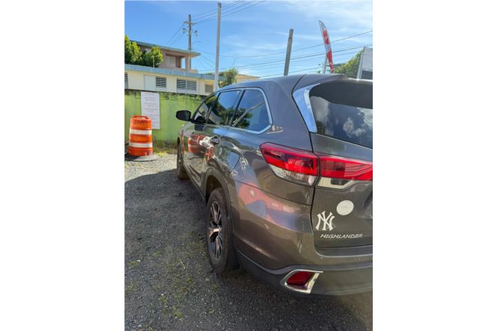 Vendo Toyota HIGHLANDER 2017