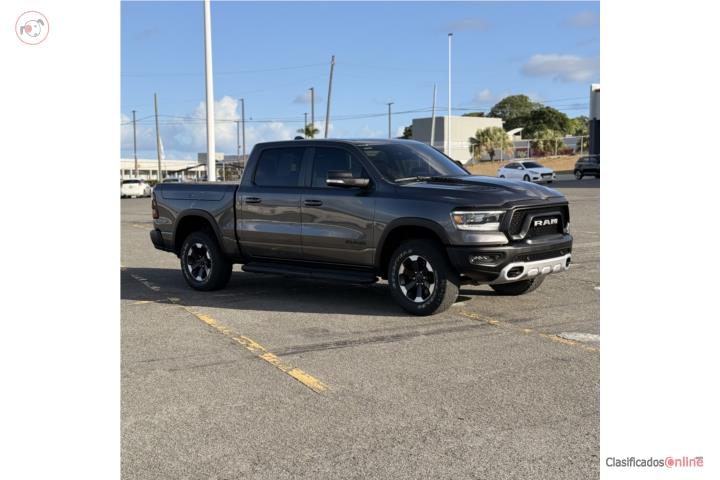 Ram 1500 Rebel 2022 en elegante color gris.