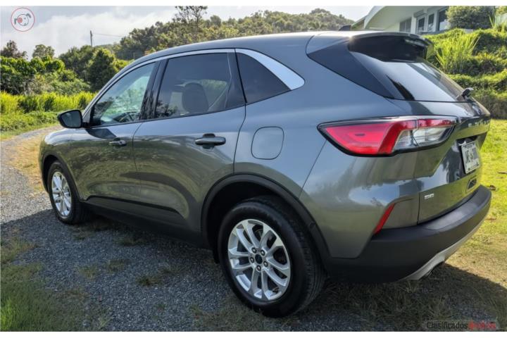 2022 Escape SE $13,900 no debe