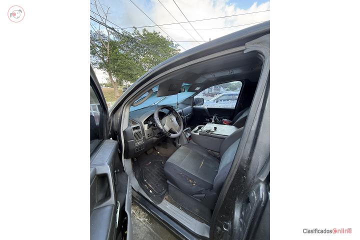 2004 Nissan Titan, Cabina Y Media
