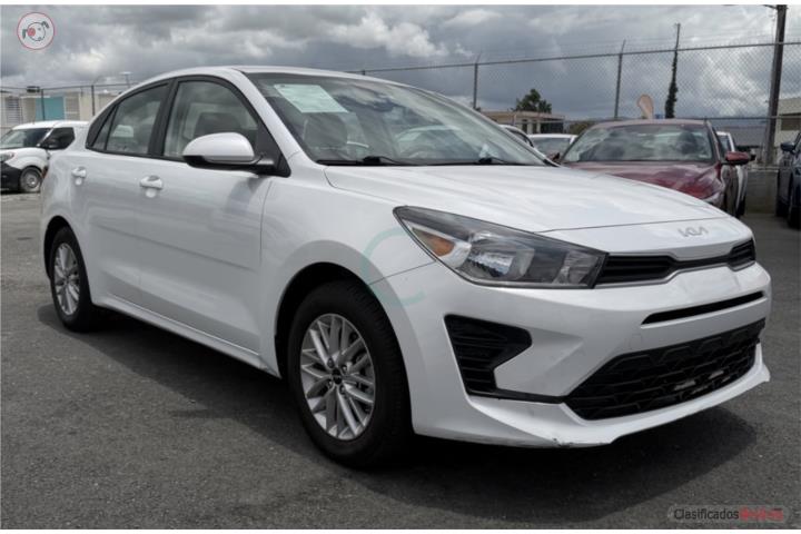 Kia Rio LX 2022, sedan economico color blanco