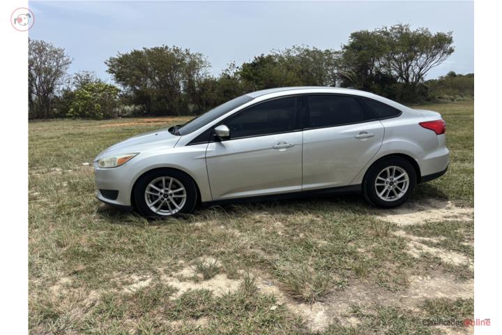 Se vende ford focus con aire y camara reversa