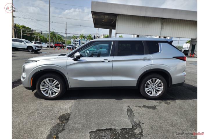 2024 MITSIBICHI OUTLANDER ES 32K MILLAS