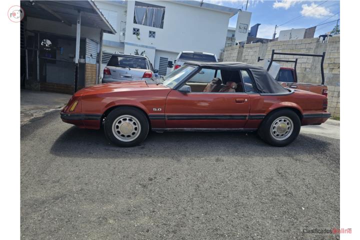Mustan convertible estándar 5.0 litros