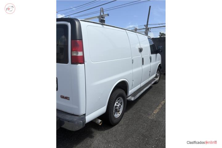 GMC Savana van 2014 con anaqueles en metal
