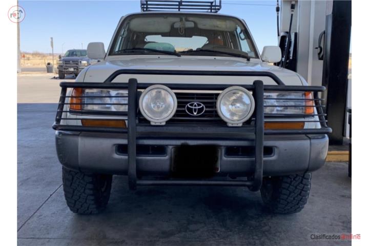 Toyota Landcruiser 1995, 203,000 Mi, tiene un