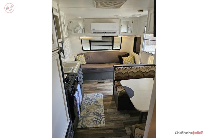Camper caminando a Playa Combate $22,000