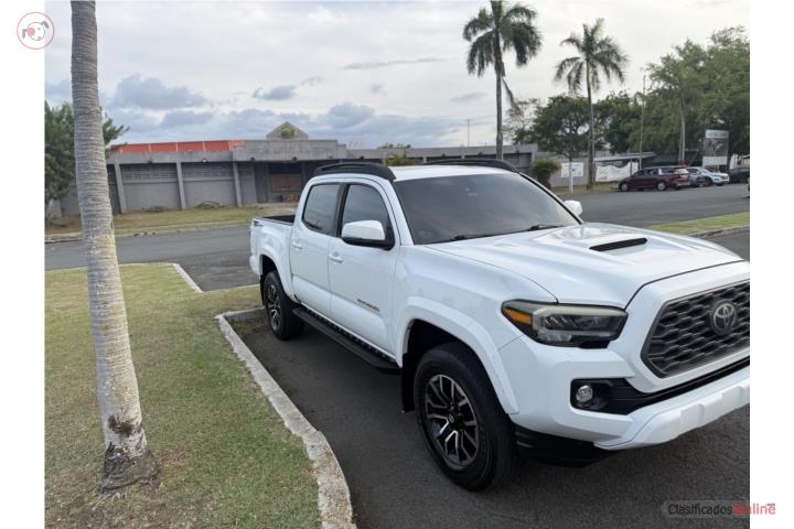 Toyota Tacoma Blanca 2020 con sunroof!