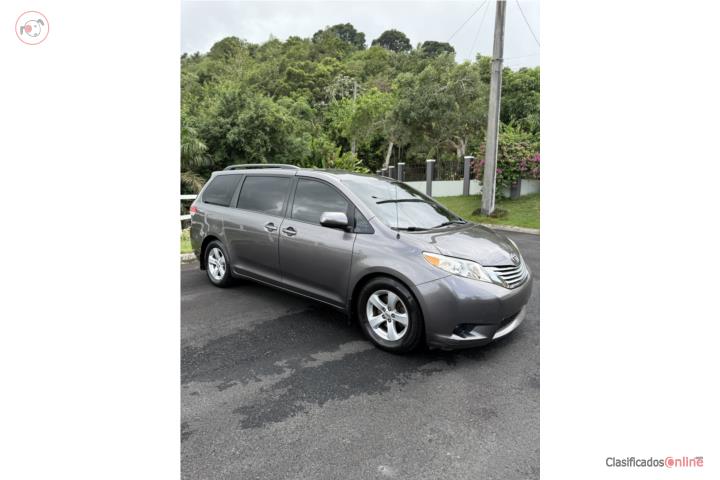 Toyota Sienna LE v6 2013