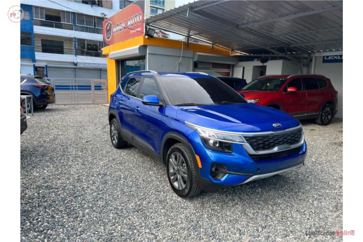Kia sellos 2023 color azul marino.