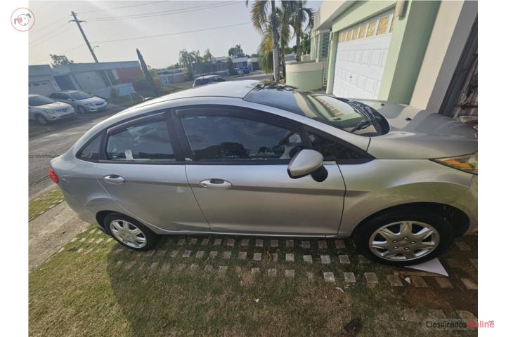 2012 Ford Fiesta, A/C, radio Kenwood. automat